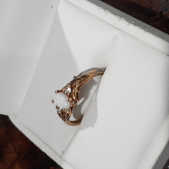 10 K Opal and diamond ring - Picture 3 of 9